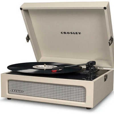 Toca-discos Crosley bege com tampa aberta e disco preto