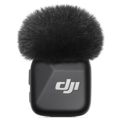 microfone compacto preto com espuma de proteção preta e logótipo dji