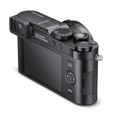 Câmera digital preta Leica vista de trás com visor e botões visíveis.