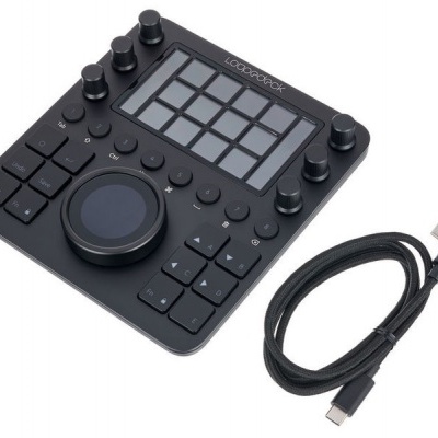 Controlador de hardware preto com botões, pads e ecrã táctil