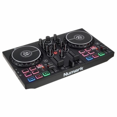 Controladora de DJ Numark preta com discos giratórios e botões coloridos