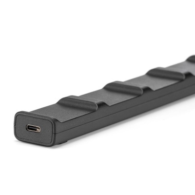 Painel extensível preto texturizado com porta USB-C numa extremidade