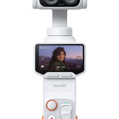 Câmara Insta360 branca com ecrã digital e lentes duplas Leica