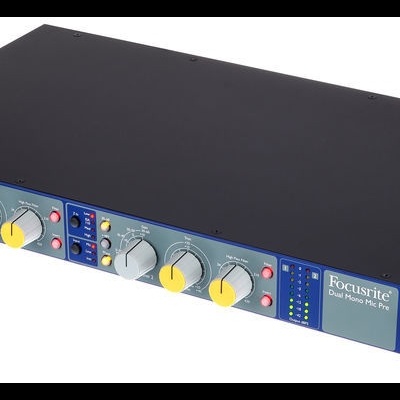 Interface de áudio Focusrite Dual Pre preta e azul com botões cinza e amarelos
