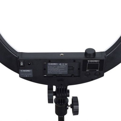 Anel de luz LED preto YONGNUO com controles e suporte ajustável