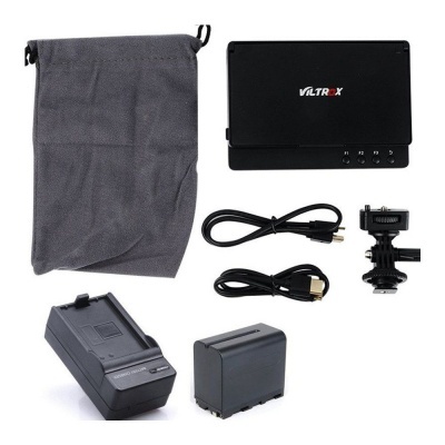 Acessórios eletrónicos em superfície branca com ecrã VALTROX e bolsa cinzenta