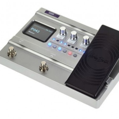 Pedal de efeitos para guitarra prateado com ecrã e pedais