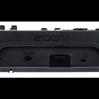 Dispositivo eletrónico preto com marca ZOOM e várias portas de conexão