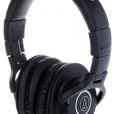 Auscultadores Audio-Technica negros com almofadas em couro sintético e arco acolchoado