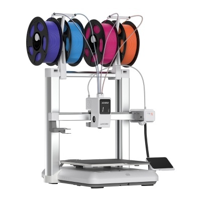 Impressora 3D Anycubic com filamentos coloridos montados em suporte