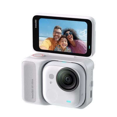 Câmara digital Instas360 GO Ultra branca com ecrã dobrável colorido e fotografia de três pessoas na praia