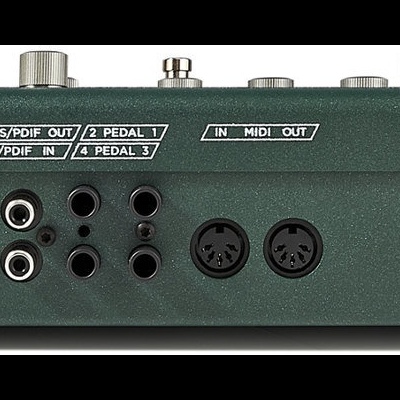 Equipamento de áudio verde escuro com múltiplas entradas e saídas