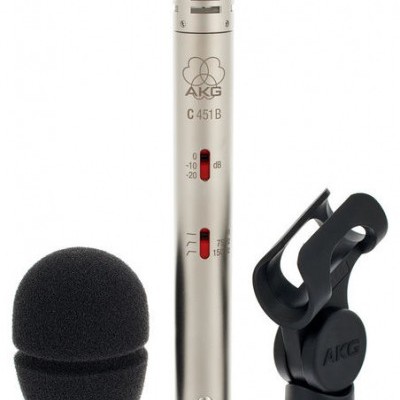 Microfone AKG C 451 B prateado com espuma protetora preta e suporte de microfone preto
