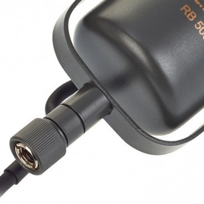 Antena preta com texto dourado RB 500 conectada a cabo