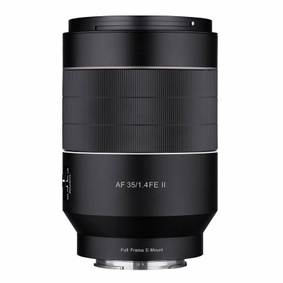 Objetiva fotográfica preta com texto AF 35/1.4 FE II