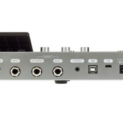 Interface de áudio Prata com conectores variados na parte traseira sobre fundo branco