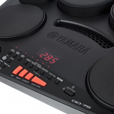 Bateria eletrónica preta Yamaha modelo DD-75 com botões e visor digital.