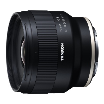 Objetiva fotográfica Tamron 24mm F/2.8 Di III OSD M1:2 preta com anel texturizado e detalhes prateados