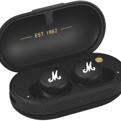 Estojos preto para auscultadores sem fios com logotipo branco 'M' e inscrição EST. 1962