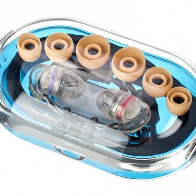 Auriculares transparentes com estojo azul e cinco pares de pontas em silicone bege