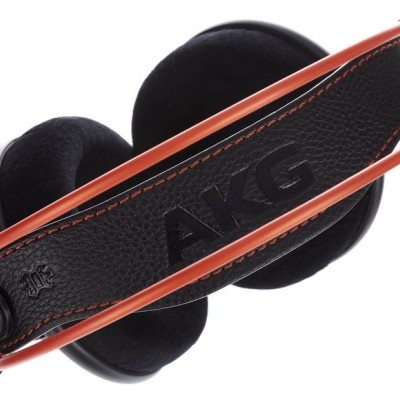 Auriculares AKG com almofadas pretas e faixa de cabeça preta com costuras laranja