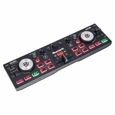 Controlador DJ preto Numark DJ2GO2 com botões iluminados coloridos e duas rodas prateadas