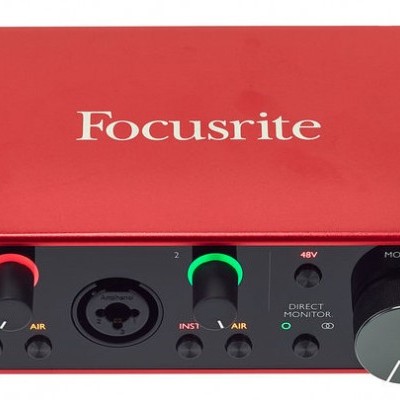 Interface de áudio Focusrite Scarlett 2i2 vermelha com botões e entradas frontais