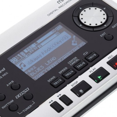 Aparelho digital de gravação BOSS com ecrã azul e botões pretos e brancos