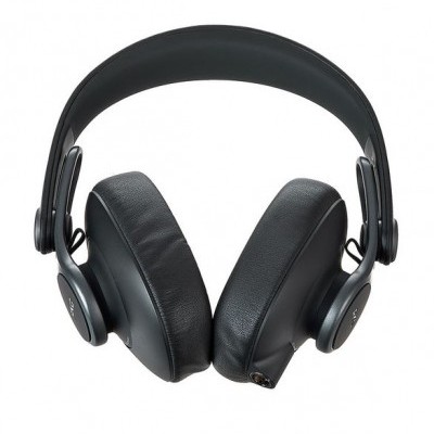 Auscultadores circumaurais pretos com almofadas em couro sintético, sobre fundo branco