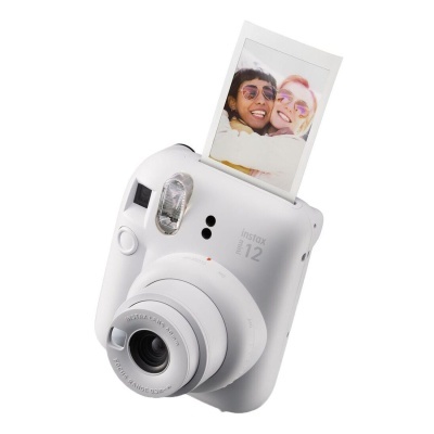 Câmara instantânea branca Fujifilm Instax Mini 12 com foto instantânea a sair do topo