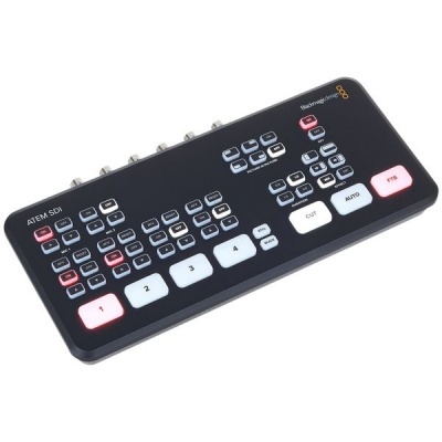 Comutador de vídeo Blackmagic Design ATEM SDI preto com botões múltiplos.