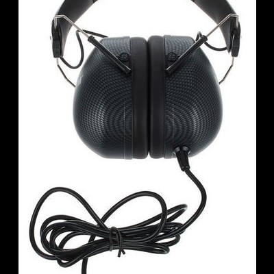 Auriculares pretos com cabo e adaptador sobre fundo branco