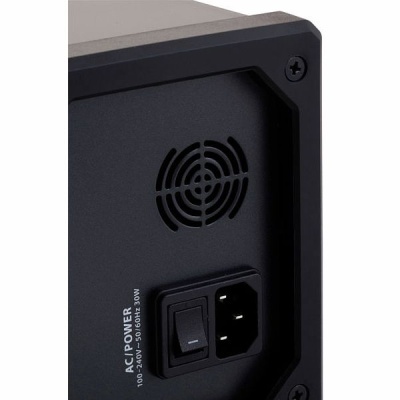 Dispositivo eletrónico preto com ventoinha e entrada de energia