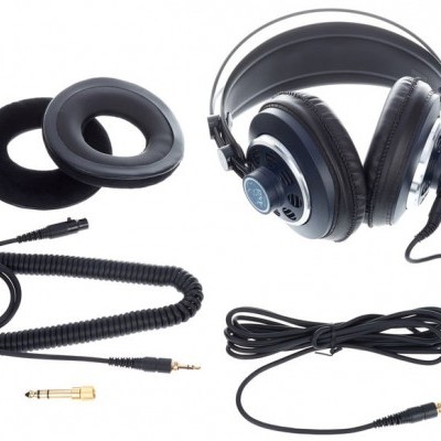 Auscultadores profissionais pretos com acessórios sobre fundo branco