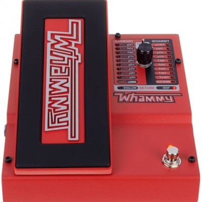 Pedal de guitarra vermelho WHAMMY com botão e pedal preto.