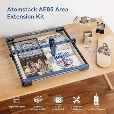 Kit de extensão Atomstack AE85 com objetos gravados numa mesa de madeira