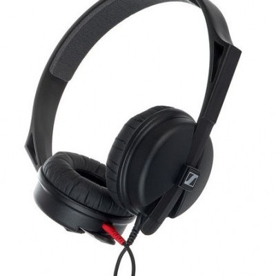 Auriculares pretos Sennheiser com cabo e conector vermelho