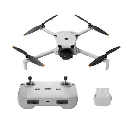 Drone branco com hélices pretas e controle remoto em fundo branco