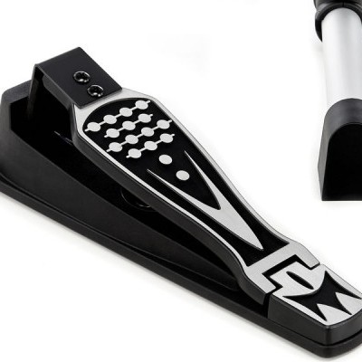 Pedal de piano digital preto e prateado com tubo branco e preto ao lado