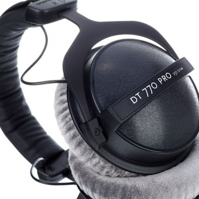 Headphones pretos com almofadas cinza, faixa acolchoada e texto DT 770 PRO 250 OHM.