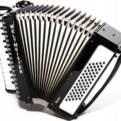 Acordeão preto e branco com teclas e buracos, marca Weltmeister