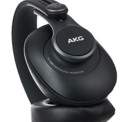Auscultadores profissionais AKG K271 pretos com almofadas almofadadas e design sobre a orelha