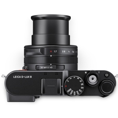 Vista superior de uma câmara fotográfica preta Leica D-Lux 8 com lente e dials visíveis
