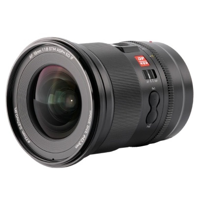 Objetiva fotográfica preta com lentes e texto branco na lente e etiquetas vermelhas no corpo