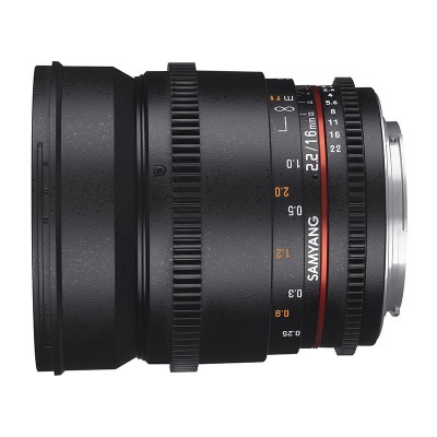 Objetiva fotográfica preta da Samyang com marcações de distância e anéis de ajuste