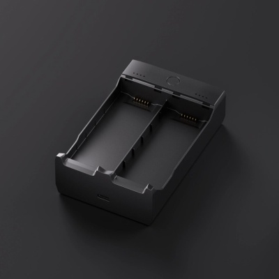 Carregador duplo de bateria preto com dois espaços para baterias