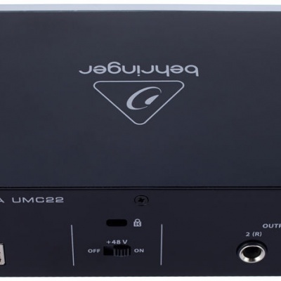 Interface de áudio USB Behringer preta com entradas e saídas na parte frontal