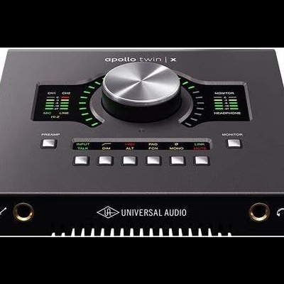 Interface de áudio preta Universal Audio Apollo Twin X com botões, LEDs e texto visível