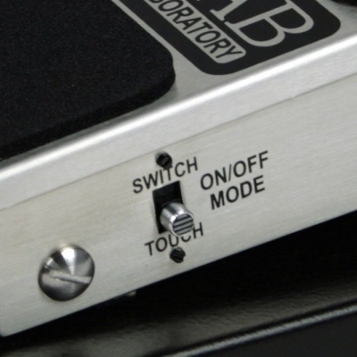 Interruptor metálico num dispositivo prateado com texto e parafuso