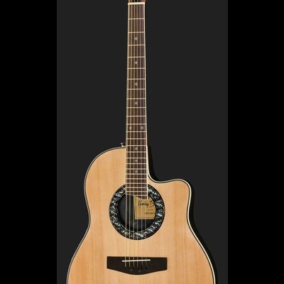 Violão acústico de madeira clara com roseta decorativa e cabeçote vermelho